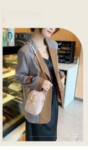 Petit sac bandoulière matelassé rose avec fermoir chat doré et pompons en perles