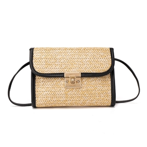 Bolso bandolera de paja con ribete de cuero PU negro y cierre de metal dorado elegante
