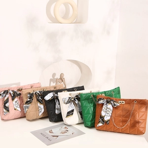 Sac À Épaule Matelassé Pour Femmes En Cuir PU Grand Fourre-tout Avec Décor De Foulard Chaîne En Métal Élégant