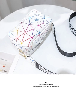 Vue détaillée du sac bandoulière blanc avec motifs géométriques et large sangle tissée
