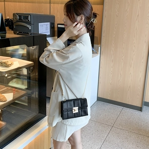 Sac à bandoulière classique en cuir matelassé noir avec chaîne dorée et fermoir pivotant