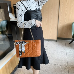 Sac fourre-tout matelassé marron pour femmes avec chaîne dorée et foulard en soie