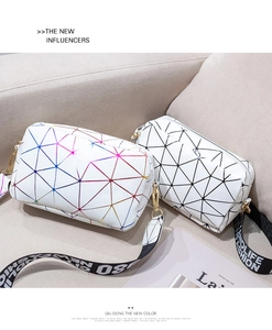 Macro de mini sacs carrés géométriques avec motifs triangulaires et bandoulière imprimée