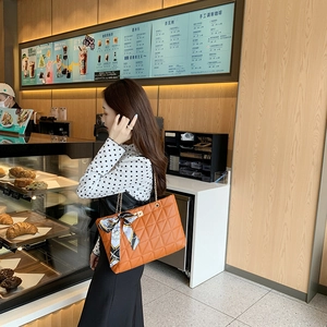 Sac fourre-tout orange matelassé avec bandoulière chaîne et foulard décoratif