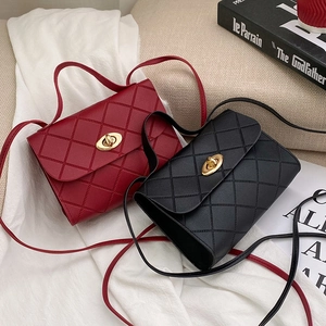 Mini sac à bandoulière matelassé classique en rouge et noir avec fermoir doré rotatif