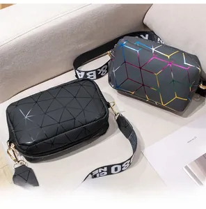 Vue détaillée de sacs géométriques avec texture 3D et bandoulière large à logo