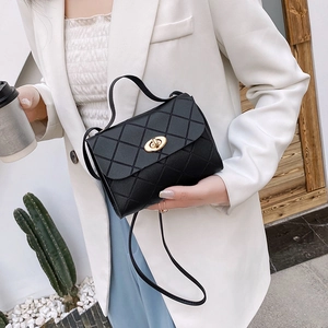 Sac à bandoulière classique en cuir PU noir matelassé avec finitions dorées et poignée