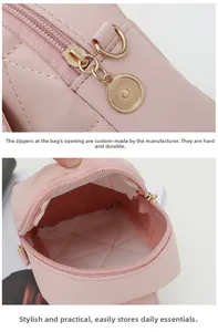 Mini sac bandoulière rose matelassé montrant la fermeture et l'espace intérieur