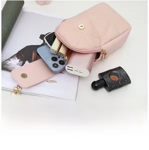 Vue détaillée de l'intérieur du sac rose matelassé montrant un grand espace de rangement
