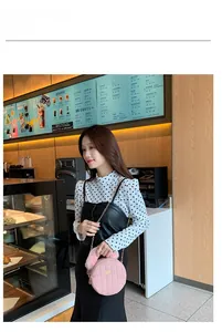 Sac rond matelassé rose avec poignée en fausse fourrure et chaîne dorée sur mannequin