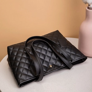 Borsa tote classica in pelle trapuntata nera capiente da donna su sfondo elegante