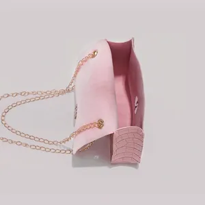 Sac à bandoulière rose motif crocodile avec chaîne dorée et rabat à texture gaufrée