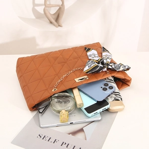 Sac bandoulière marron matelassé avec grand espace pour tablette et objets quotidiens
