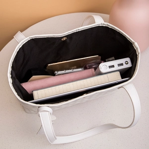Grande borsa tote trapuntata bianca con interno spazioso per libri e tablet