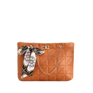Sac fourre-tout matelassé marron avec foulard floral et détails de chaîne dorée