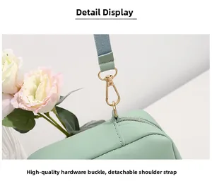 Détail d'un sac en cuir vert menthe avec boucle dorée et bandoulière amovible