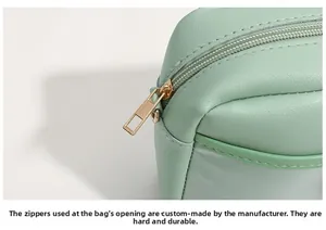 Détail de la fermeture éclair dorée et de la texture en cuir vert menthe du petit sac