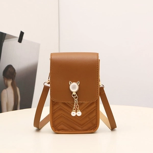 Mini sac bandoulière marron en similicuir avec matelassage en V et boucle chat perle