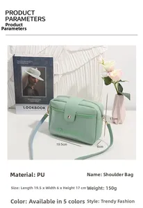 Détail du sac à bandoulière en PU vert menthe montrant la taille 19,5x17x6cm et le logo