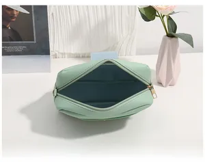 Détail du sac bandoulière en cuir grainé vert menthe avec fermeture éclair dorée