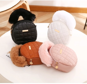 Mini sacs ronds en cuir matelassé en quatre couleurs avec poignées en fausse fourrure