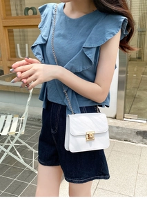 Sac bandoulière blanc carré avec bandoulière chaîne dorée et fermoir rotatif en métal