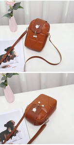 Mini sac bandoulière matelassé marron avec pendentif chat perlé et bandoulière réglable