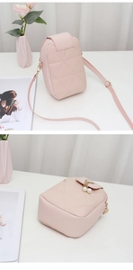 Détails de la pochette téléphone rose matelassée avec pendentif perle et motif brodé
