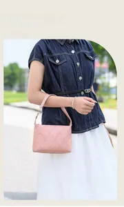 Rosafarbene gesteppte Handtasche mit Rautenmuster und Ledergriff im Streetstyle-Look