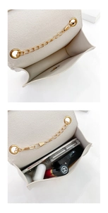 Vue intérieure du mini sac carré en cuir texturé beige montrant la capacité