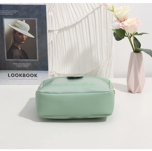 Détail du sac en cuir PU vert menthe avec inscription FASHION et fermoir métallique