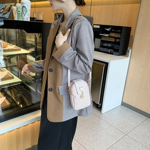 Rosafarbene gesteppte Handytasche für Damen mit goldenem Katzenverschluss und Perlenquaste