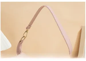 Nahaufnahme der rosa gesteppten Ledertasche mit eleganten goldenen Metallbeschlägen