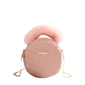 Petit sac rond rose matelassé avec poignée en peluche et bandoulière chaîne dorée