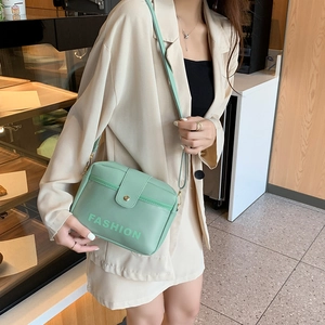 Petit sac carré bandoulière vert menthe avec imprimé Fashion porté par un mannequin