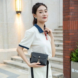 Chic black crocodile pattern square bag with pearl tassel and adjustable strap