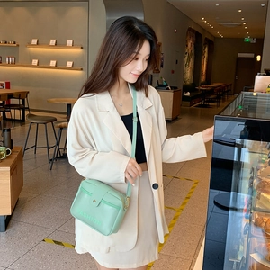 Sac bandoulière carré vert menthe minimaliste avec lettrage et boucle métallique