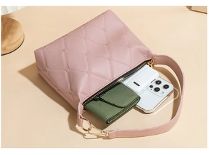 Innenansicht der rosa gesteppten Handtasche mit Stauraum für Handy und Geldbörse