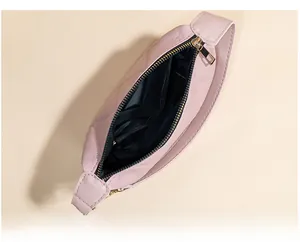 Draufsicht auf das rosafarbene Stepptaschen-Innere mit schwarzem Futter und Goldzipper