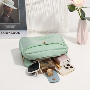 Sac bandoulière vert menthe en cuir avec imprimé FASHION et vue sur la capacité