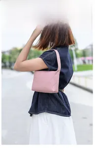 Detail der rosa gesteppten Schultertasche mit schickem Rautenmuster an einem Weiblichen Model