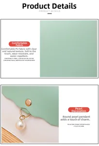 Détail du cuir PU texturé litchi avec bouton pression doré et pendentif perle décoratif