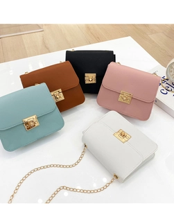 Vue à plat de mini sacs carrés bandoulière avec boucle rotative en métal en cinq couleurs