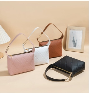 Detailansicht gesteppter Handtaschen in den Farben Rosa, Weiß, Braun und Schwarz