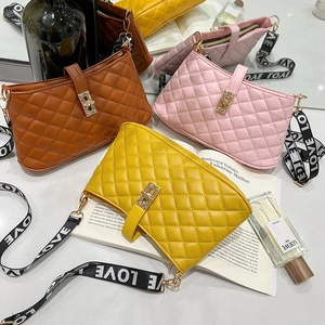 Borsa a tracolla trapuntata con chiusura a scatto dorata e ampia tracolla Love