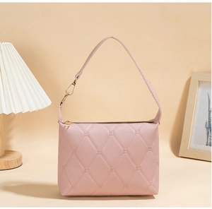 Detailaufnahme der rosa gesteppten Handtasche aus Kunstleder mit Rautenmuster und Gold-Reißverschluss