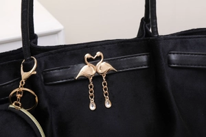 Détail du sac cabas en velours avec fermoir cœur flamant doré et chaîne en strass