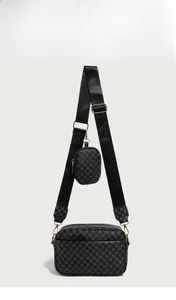 Dettaglio borsa a tracolla 2-in-1 marrone con monogramma e piccolo portamonete rotondo