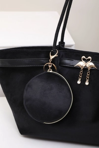 Détail du sac cabas en daim noir avec fermoir flamant doré et petit porte-monnaie