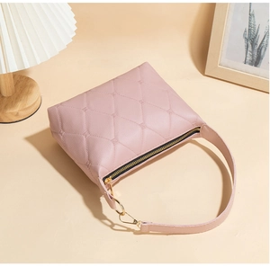 Detailansicht der rosa gesteppten Stern-Handtasche mit hochwertigen Goldbeschlägen